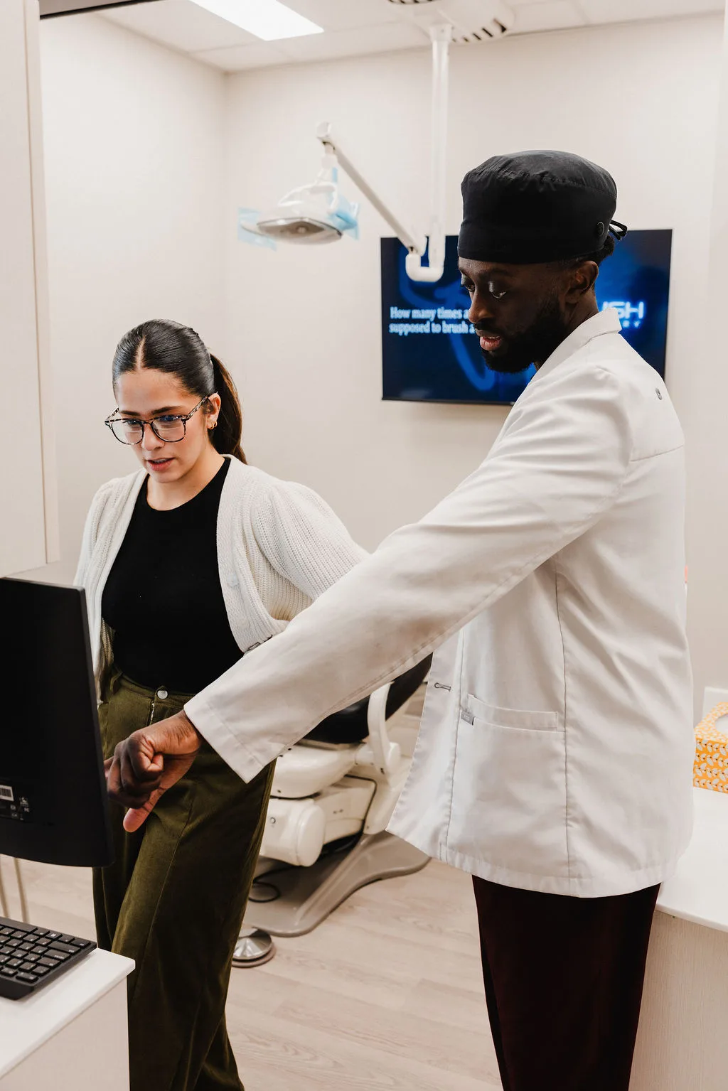Dr. Ennuson reviewing images on screen with a patient during a consultation